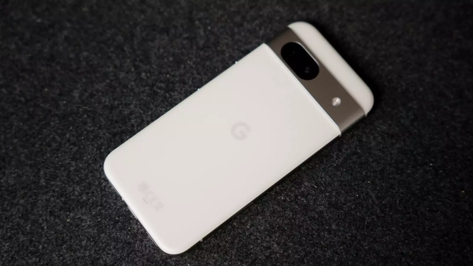 Google vient d'ajouter la connexion par satellite à plusieurs de ses mobiles, mais ce n'est pas ce que tu crois 2 Parte trasera del Google Pixel 8a