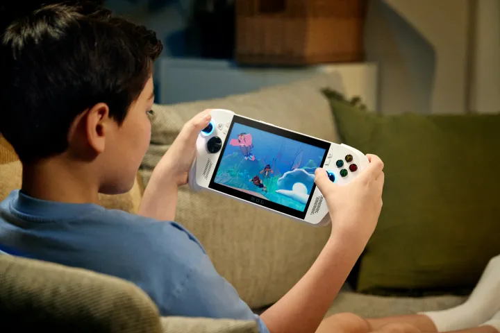 Interruption de Microsoft Azure perturbe les compagnies aériennes, les télécommunications et les services mondiaux 2 Un enfant jouant avec le ROG Xbox Ally X sur un canapé.