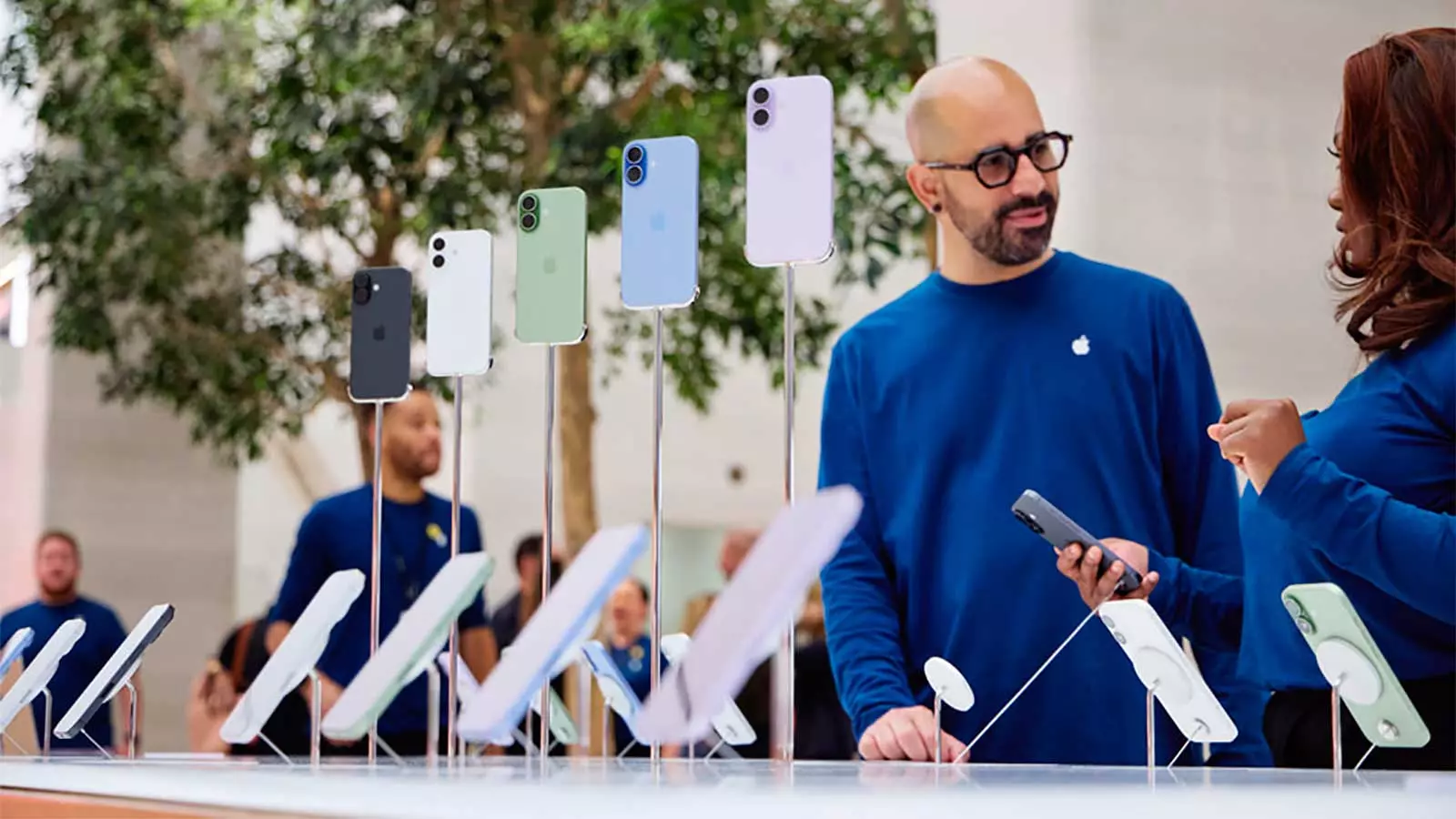 Je suis 100 % Android, mais je dois reconnaître que ton iPhone me surpasse dans ce domaine 2 iPhone 17 dans un Apple Store / Image d'Apple