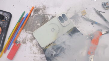Ainsi explosé le Google Pixel 10 Pro Fold pendant que JerryRigEverything testait sa résistance