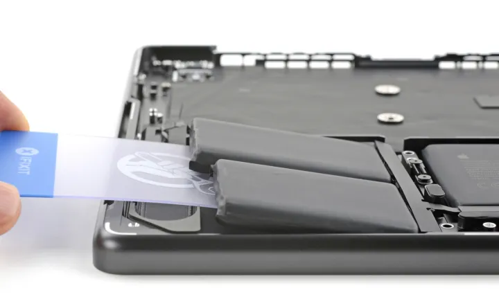 Le MacBook Pro M5 facilite enfin le remplacement de la batterie, mais pas encore de façon parfaite 2 Remplacement de la batterie du Macbook Pro M5 iFixit