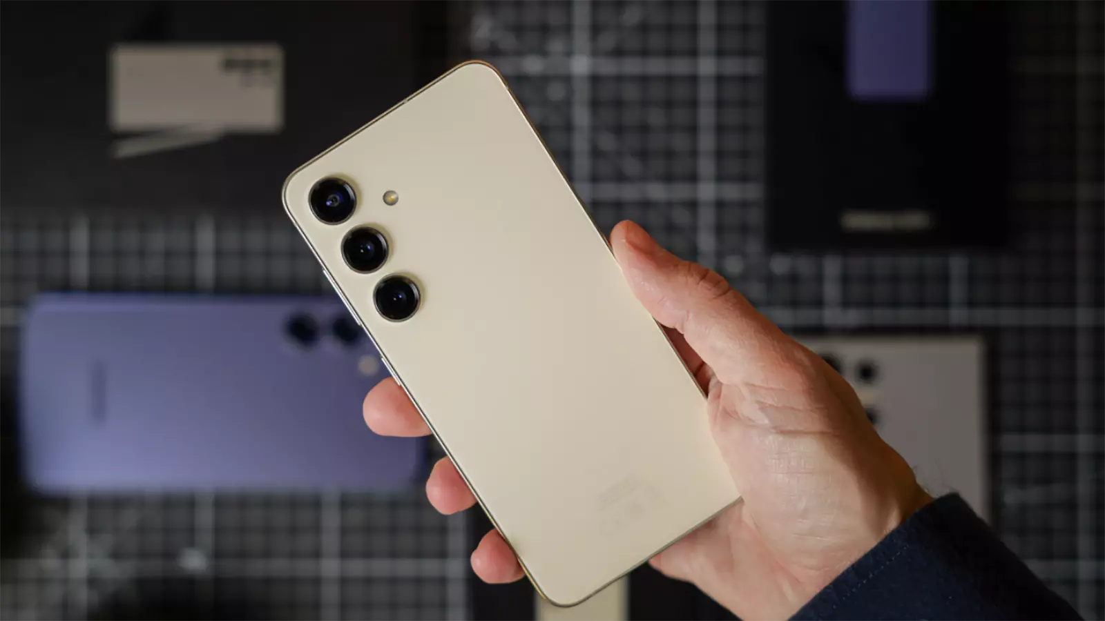 Le Samsung Galaxy S24 est identique au Galaxy S25 de cette année, mais il coûte maintenant 400 euros de moins 2 galaxy s24 en main