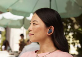 Les JBL Tour PRO 3 présentent un magnifique coloris bleu nuit avec des détails cuivrés