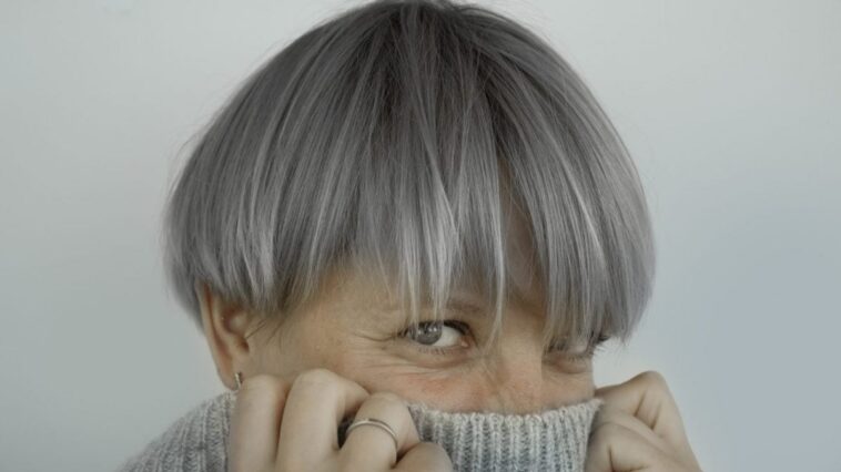 Les cheveux blancs pourraient jouer un rôle protecteur contre le cancer : découvrez l'étude révélatrice dans Nature 1 Image