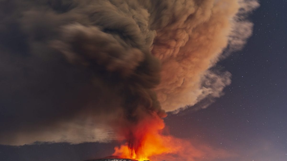 Les tremblements de terre révèlent des indices pour anticiper les éruptions : une étude inédite de l’INGV sur l’Etna dévoile le procédé 2 L'éruption de l'Etna de février 2022 / Crédit : LaPresse