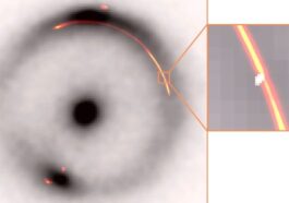 L'anneau noir et le point central montrent une image infrarouge d'une galaxie lointaine, déformée par une lentille gravitationnelle. Dans le cadre, le 'pincement' dans l'arc gravitationnel, produit par un objet très petit mais très dense, qui pourrait être un petit amas de matière noire / Crédit : Devon Powell, Max Planck Institute for Astrophysics