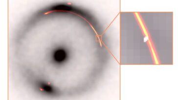 L'anneau noir et le point central montrent une image infrarouge d'une galaxie lointaine, déformée par une lentille gravitationnelle. Dans le cadre, le 'pincement' dans l'arc gravitationnel, produit par un objet très petit mais très dense, qui pourrait être un petit amas de matière noire / Crédit : Devon Powell, Max Planck Institute for Astrophysics