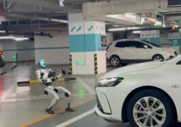 Regardez ce petit robot humanoïde tirer une voiture sans effort 93 Regardez Ce Petit Robot Humanoide Tirer Une Voiture Sans Effort.jpg