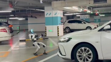 Regardez Ce Petit Robot Humanoide Tirer Une Voiture Sans Effort.jpg