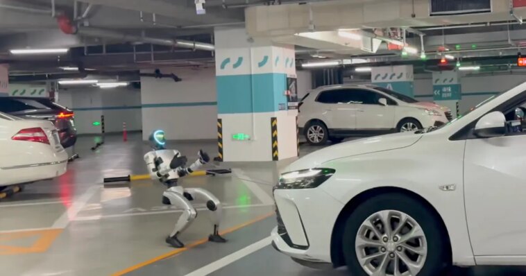 Regardez ce petit robot humanoïde tirer une voiture sans effort 1 Regardez Ce Petit Robot Humanoide Tirer Une Voiture Sans Effort.jpg