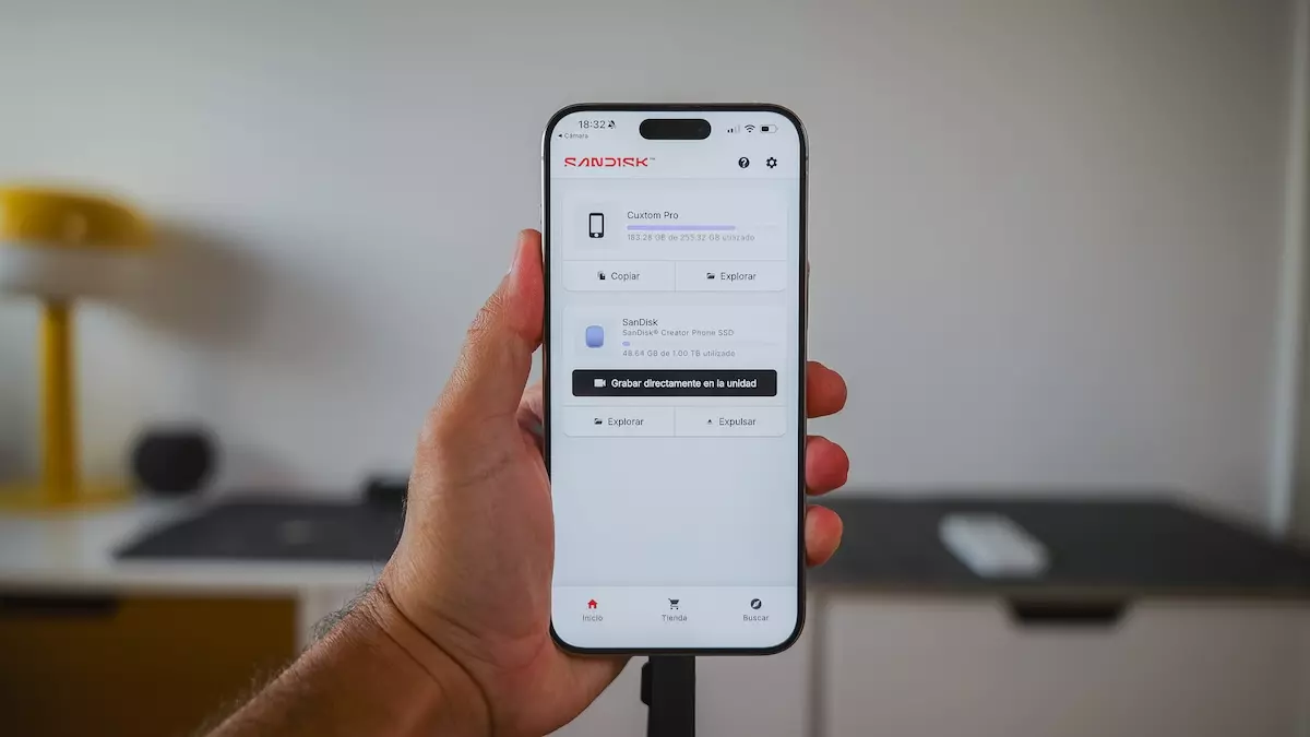 SanDisk Creator Phone SSD : le disque qui transforme votre mobile en un studio d'enregistrement professionnel 2 Vue détaillée du SanDisk Creator Phone SSD fixé magnétiquement à l'arrière d'un iPhone 16 Pro via MagSafe