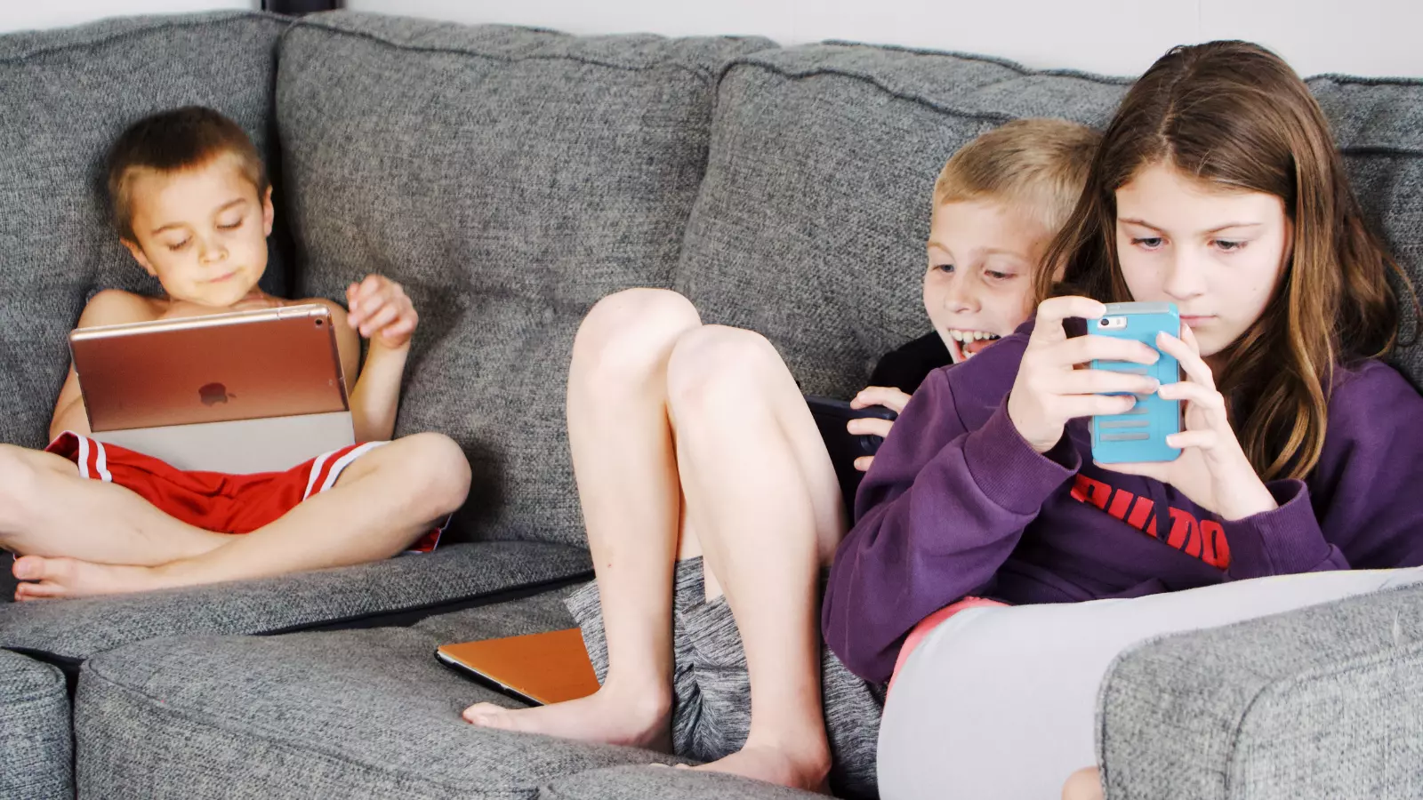 Si vous n'avez pas 18 ans, vous ne pourrez pas télécharger de nombreuses applications sur le Play Store 2 enfants utilisant un téléphone / Photo : Pexels.