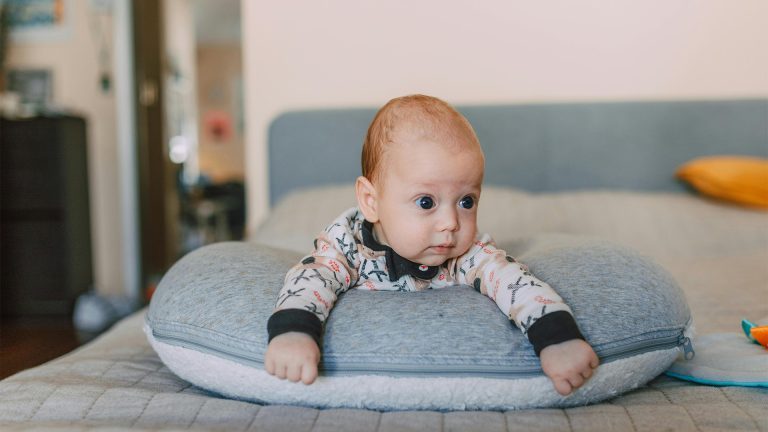 Technologie pour les bébés : Appréhendez sereinement les premiers mois et années de vie 2 Bébé avec coussin d'allaitement