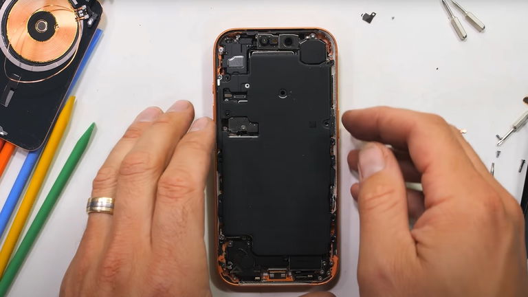 Un nouveau démontage de l'iPhone 17 Pro révèle son incroyable potentiel de réparation 2 Une nouvelle analyse de l'iPhone 17 Pro montre son adaptation pour une réparation aisée