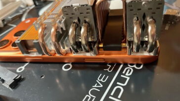 Un iPhone 17 Pro Max adapté avec des dissipateurs de chaleur SSD M.2