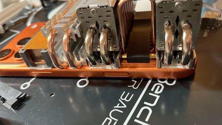 Un utilisateur a installé des dissipateurs de chaleur sur un iPhone 17 Pro Max pour le refroidir plus vite 2 Un iPhone 17 Pro Max adapté avec des dissipateurs de chaleur SSD M.2