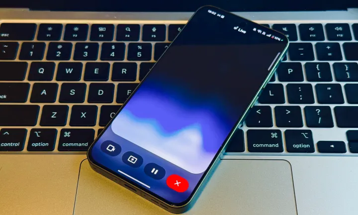 Plus une IA devient intelligente, moins elle partage 3 Gemini Live sur un téléphone posé sur un clavier.