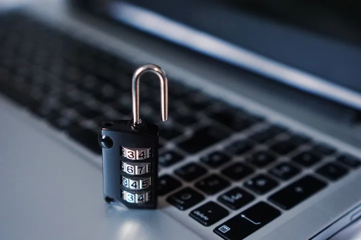 Méfiez-vous des fausses annonces Microsoft Teams qui propagent des ransomwares 3 cadenas sur un clavier.