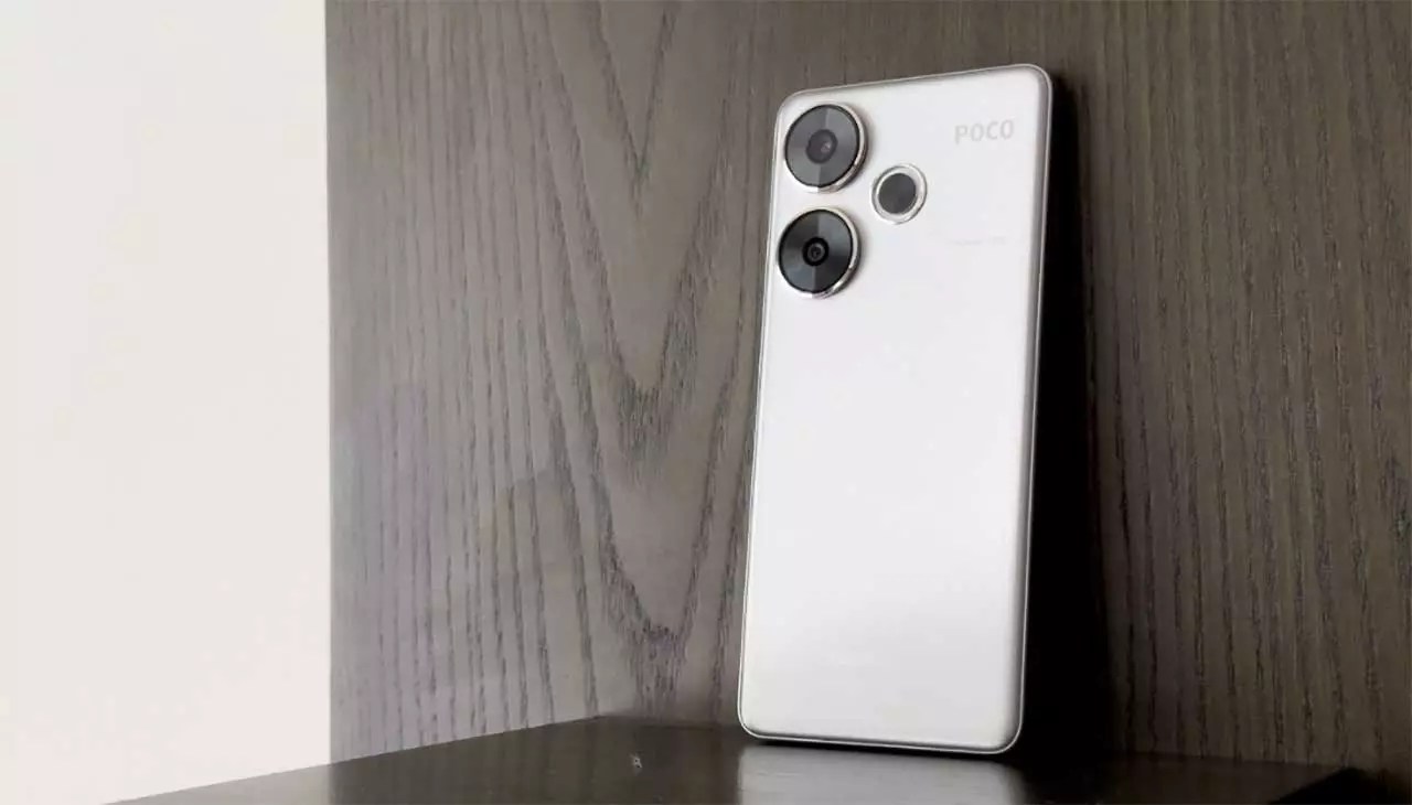 3 smartphones de l'année dernière qui sont bien meilleurs que plusieurs de 2025 3 Design arrière et caméras du POCO F6