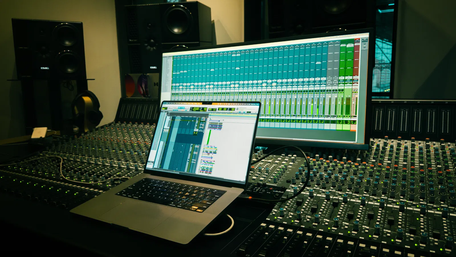 Samsung prouve que ses barres de son s'adaptent à tous grâce au meilleur indie de 'Love of Lesbian' 4 Les studios de Warner sont extrêmement bien équipés pour réaliser les meilleures mixages