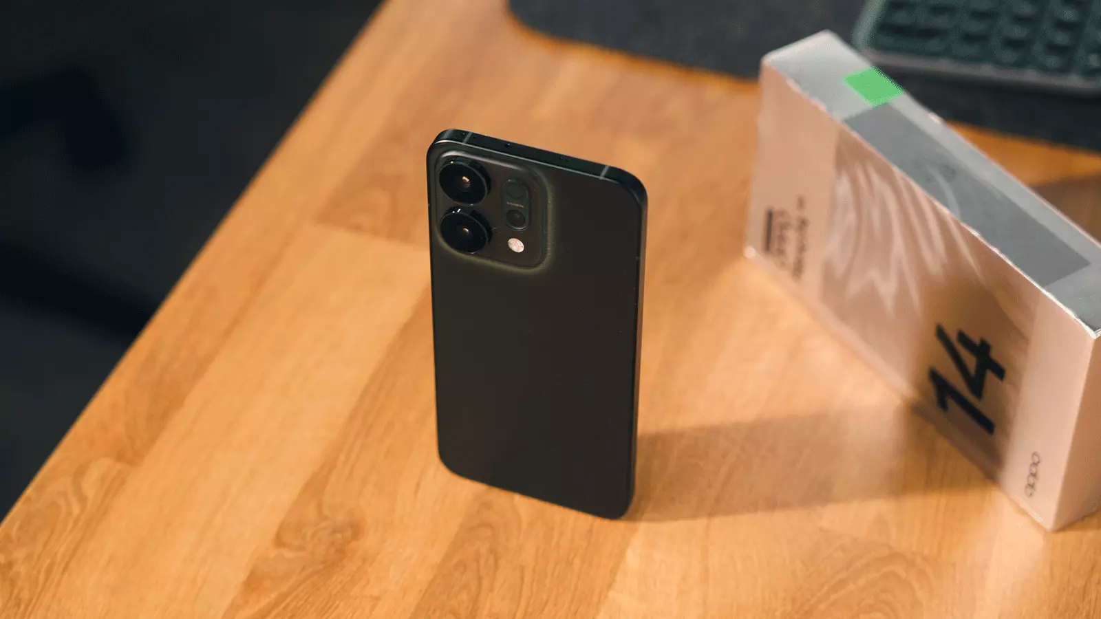 OPPO Reno14 avec sa boîte