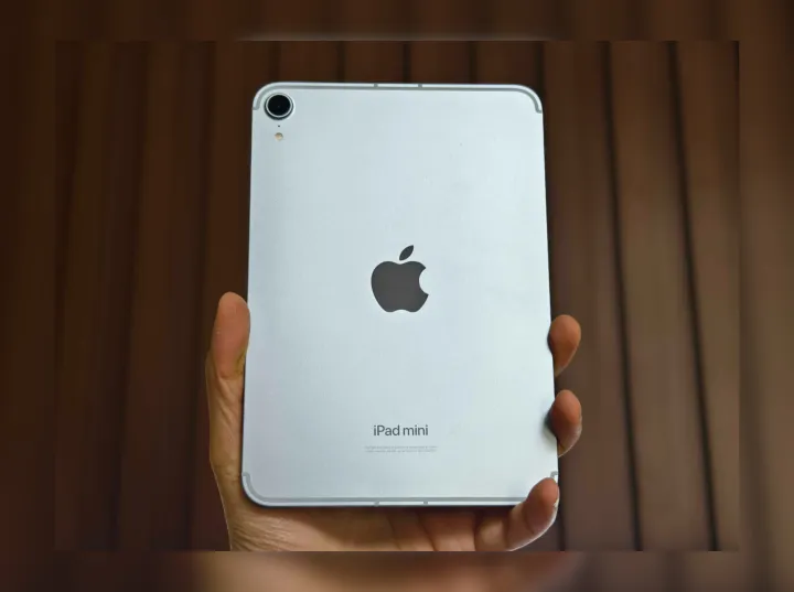 Apple réduit discrètement la valeur des échanges, votre prochaine mise à niveau pourrait coûter cher 4 Personne tenant l'iPad Mini 7.