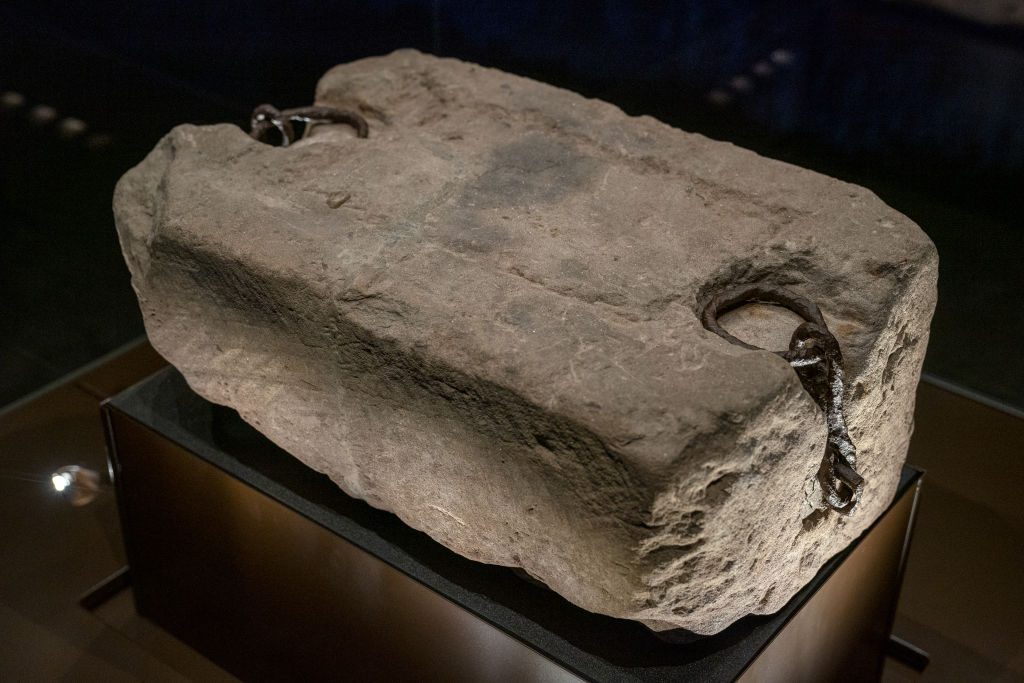 Du Moyen Âge à l'intronisation de Charles : une étude éclaire les mystères de la Pierre du Destin 3 La Pietra del Destino exposée au musée de Perth en Australie en 2024