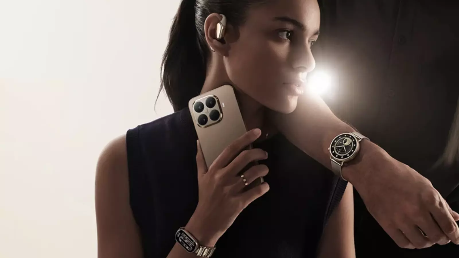 6 smartphones haut de gamme à prix moyen à offrir pour Noël 3 Femme avec le Xiaomi 15T