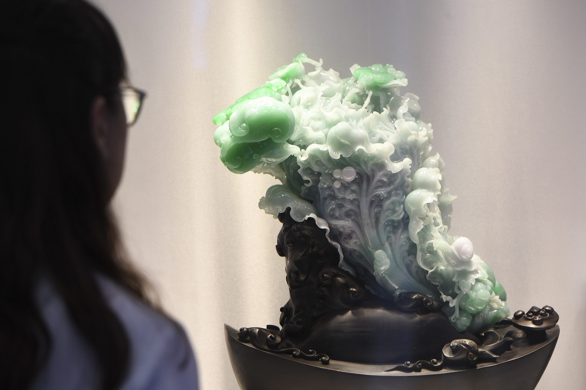 Pourquoi un légume est devenu l'œuvre d'art la plus prisée de Taïwan : l'incroyable histoire du chou en jade 4 Pour de nombreux experts en histoire de l'art, le chou en jade ne représente pas une œuvre unique en son genre – en Asie, on trouve de nombreux artefacts similaires, comme celui montré sur la photo – pourtant, le grand public continue de l'admirer et de le photographier.