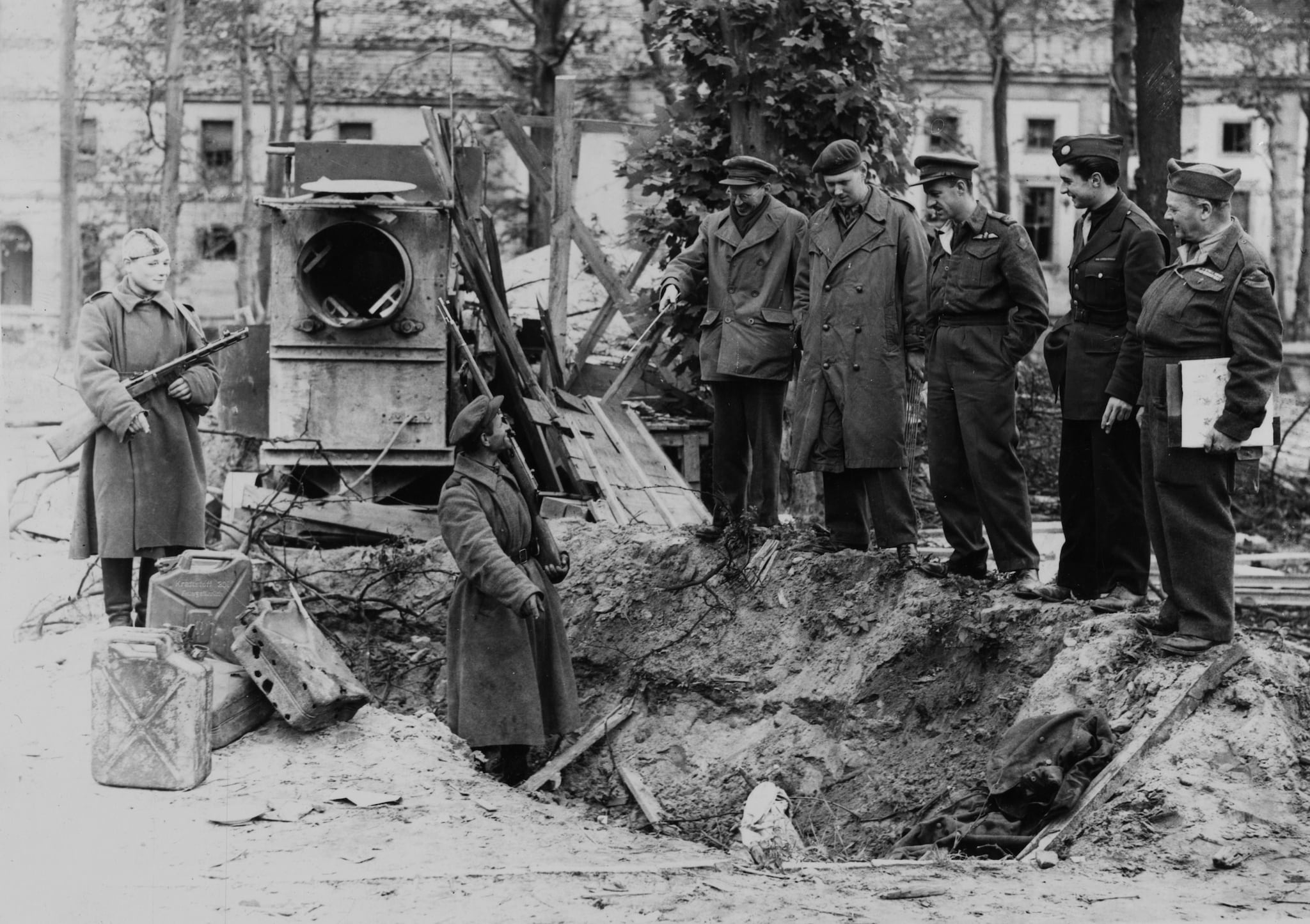 Hitler et ses problèmes de santé : la vérité sur l'histoire d'un complexe caché 3 Des soldats russes montrent la fosse dans la cour de la Chancellerie où les corps carbonisés ont été retrouvés