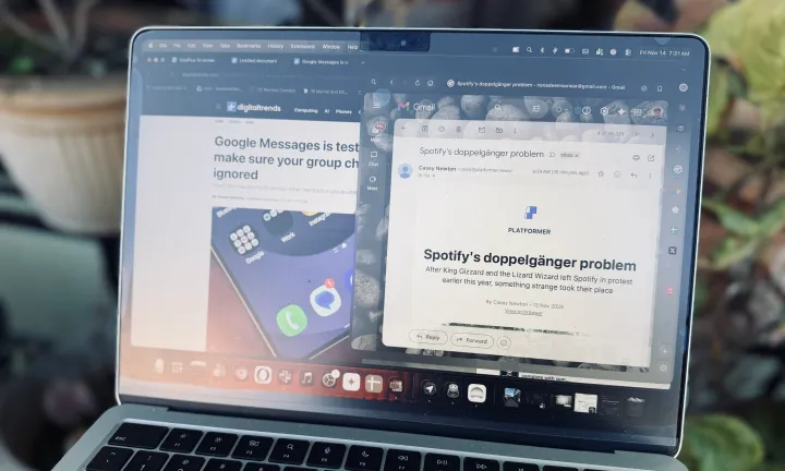 J'ai ajouté une barre latérale sur mon Mac pour un travail concentré, et ça a également comblé un énorme manque dans Safari 8 - Utilisation de SideTab sur un MacBook Air pour des flux de travail rapides
