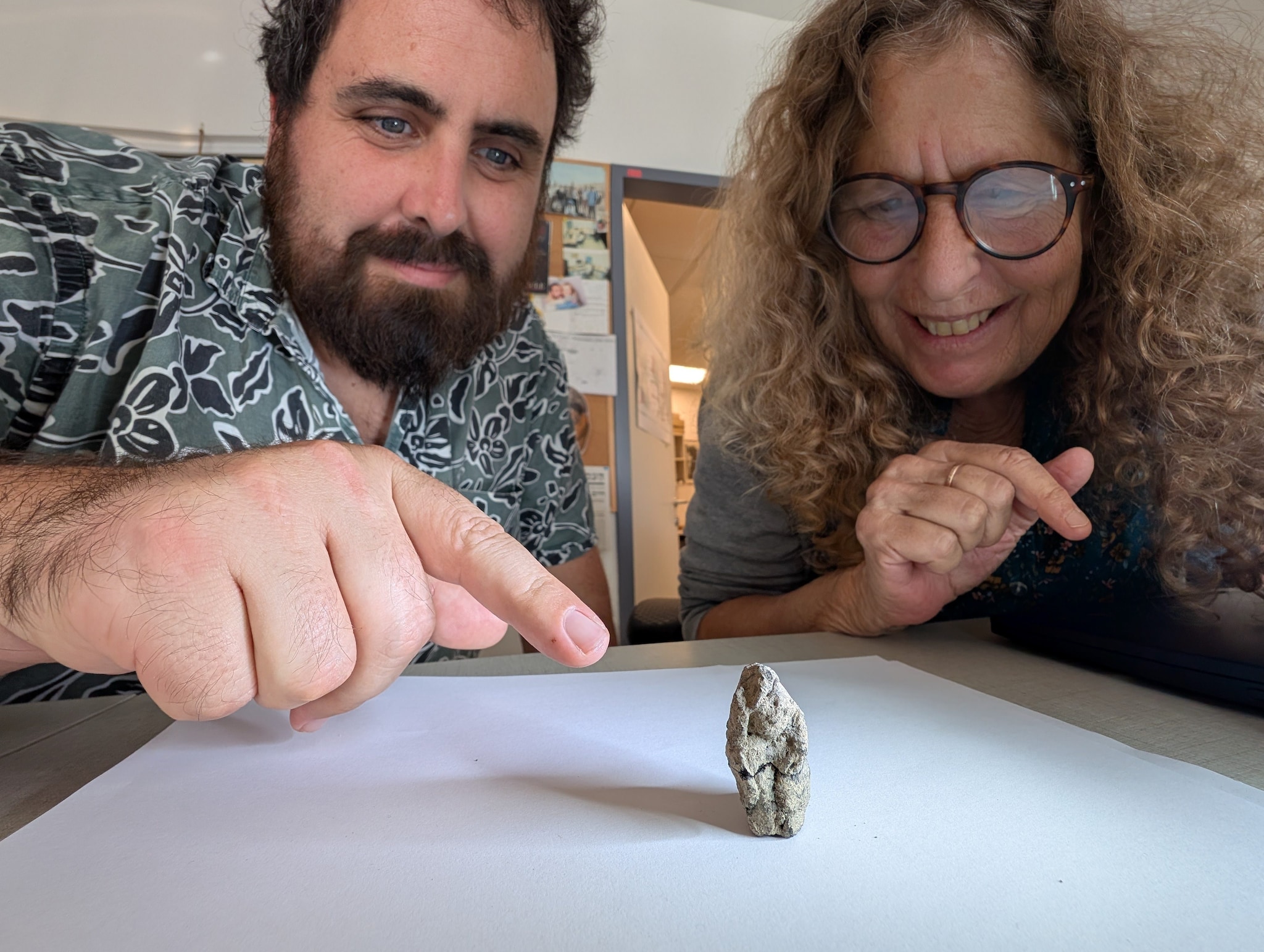 Découverte fascinante d'une statuette préhistorique d'oie s'unissant à une femme en Israël : "C'est exceptionnel" 4 La statuette préhistorique et deux chercheurs. Crédit : Hadas Goldgeier