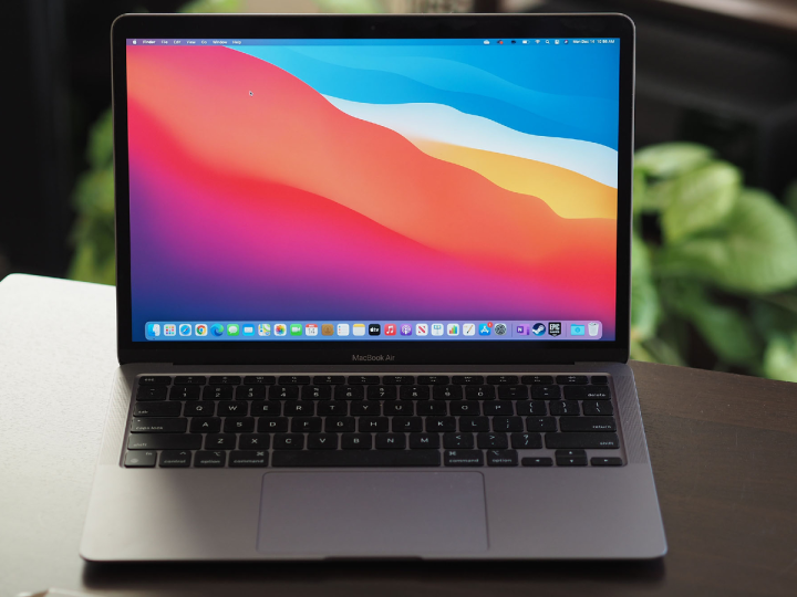 Le MacBook à petit prix tant attendu d'Apple semble prêt pour début 2026 3 Apple M1 MacBook Air ouvert sur un bureau avec des plantes en arrière-plan.