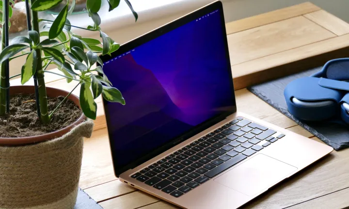 Le MacBook à petit prix tant attendu d'Apple semble prêt pour début 2026 4 Apple MacBook Air M1 ouvert sur une table.