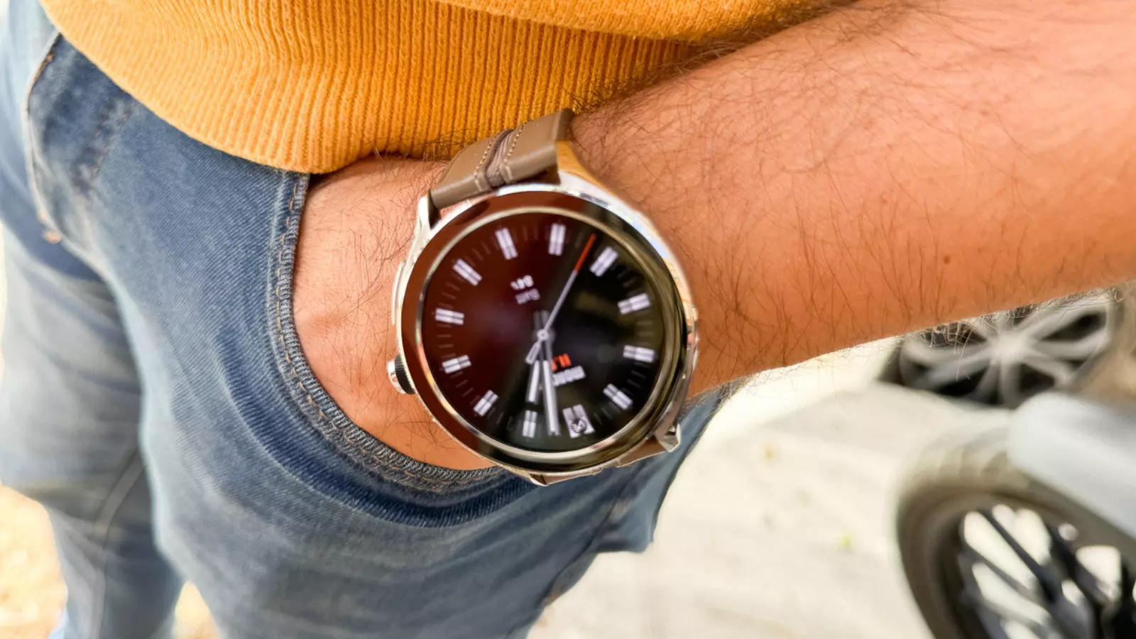Si tu t'entraînes sérieusement, voici les 4 meilleures montres avec Android que tu peux acheter 4 Xiaomi Watch 2 Pro en mano introducida en los bolsillos