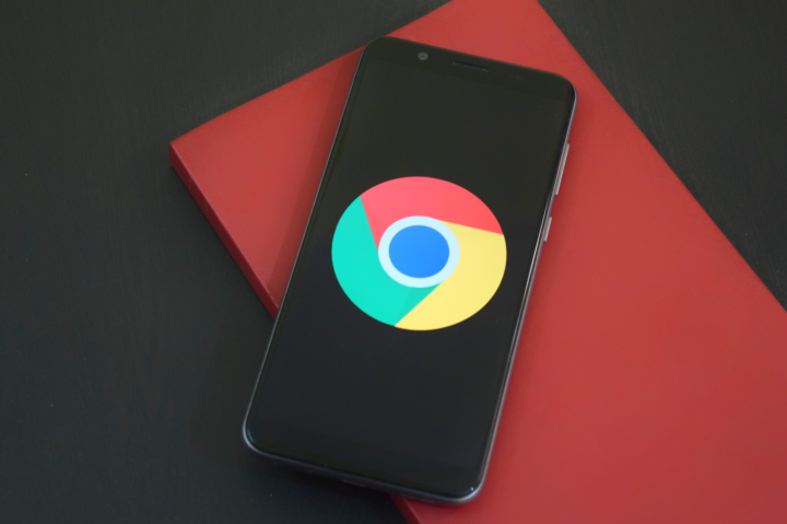Chrome teste une nouvelle fonctionnalité qui empêche les sites web de connaître votre position exacte 3 Le logo de Google Chrome sur un smartphone.