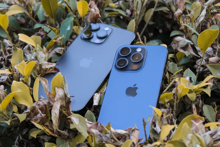Apple réduit discrètement la valeur des échanges, votre prochaine mise à niveau pourrait coûter cher 2 iPhone 14 Pro Max et iPhone 15 Pro sur des feuilles.