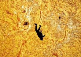 Ce n'est pas de l'intelligence artificielle : "La Chute d'Icare" est une magnifique photo astronomique réelle 32 Une portion de "La Caduta di Icaro", l’incroyable astrofotographie du parachutiste Gabriel C. Brown devant le Soleil. Crédit : Andrew McCarthy