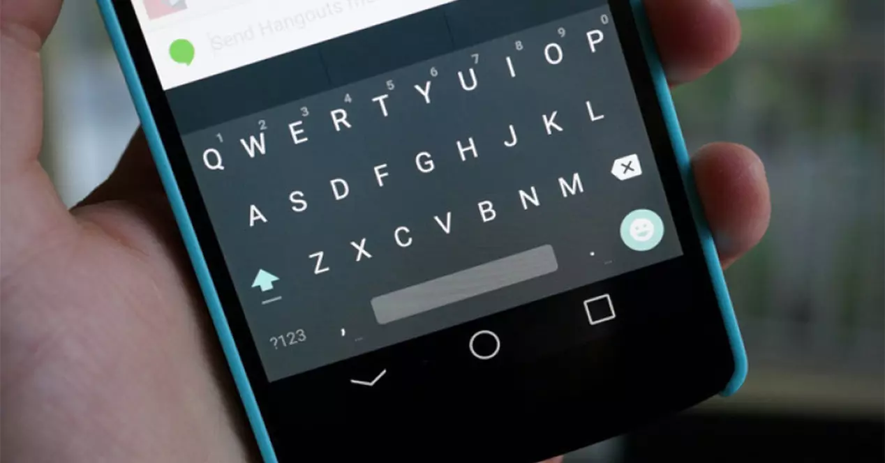 Ces petites choses qui m'ont fait revenir à Android après deux ans avec un iPhone 4 Clavier virtuel sur smartphone