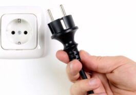 Des coupures de courant l'empêchaient d'étudier la nuit. Il a donc créé une lampe avec un citron et un oignon