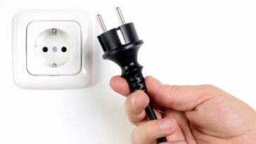 Des coupures de courant l'empêchaient d'étudier la nuit. Il a donc créé une lampe avec un citron et un oignon