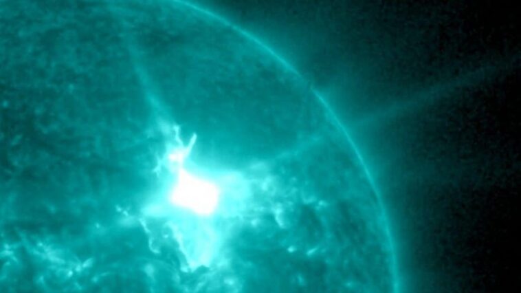 Éclat intense : un avertissement pour une tempête solaire majeure en Afrique le 12 novembre 1 Éruption de classe X 5.1 sur le soleil le 11 novembre, tempête solaire prévue le 12 novembre. Crédit : GOES/SUVI/NOAA