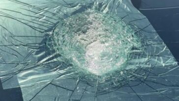 Le pare-brise de la Tesla frappé par un objet tombé du ciel / Crédit : ABC News