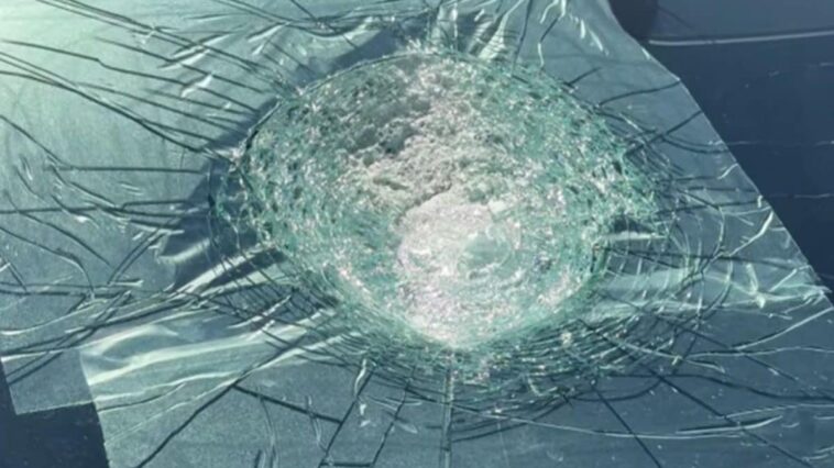 En Australie, une Tesla frappée par un objet mystérieux tombé du ciel : une enquête sur un possible météore 1 Le pare-brise de la Tesla frappé par un objet tombé du ciel / Crédit : ABC News