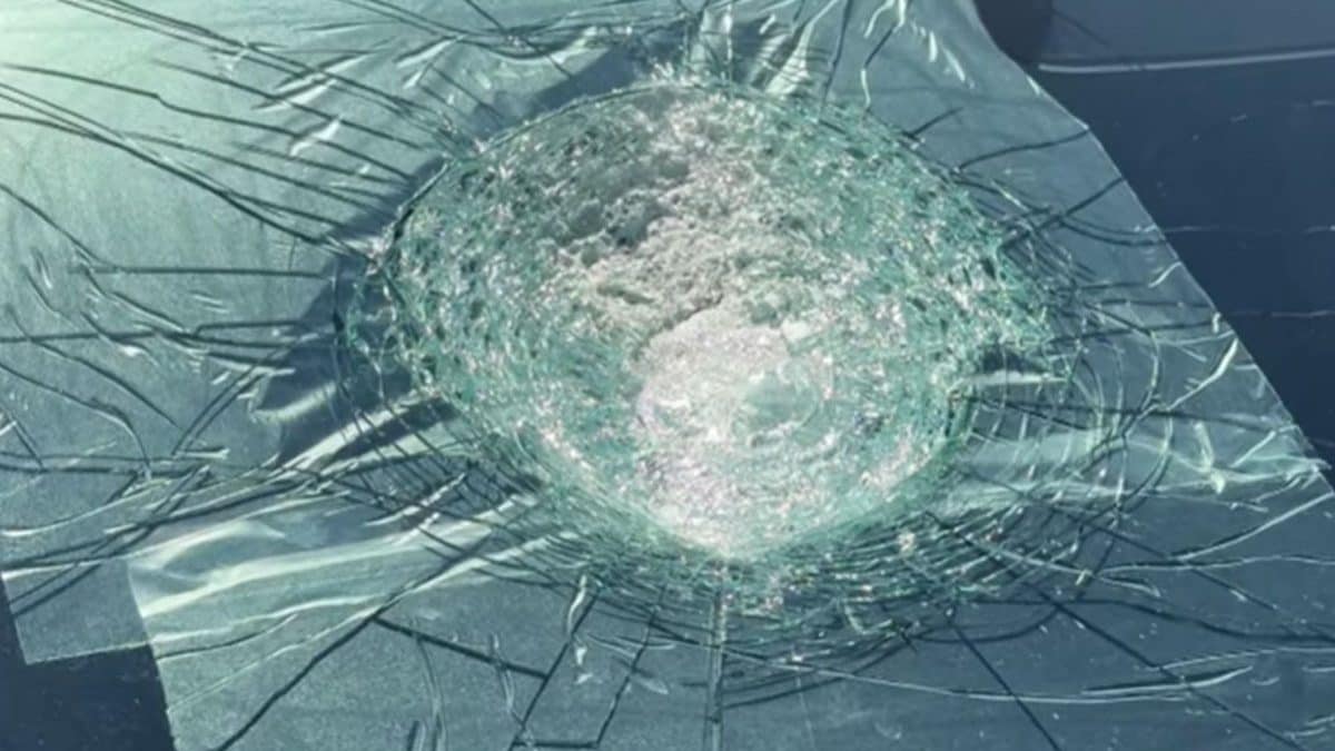 En Australie, une Tesla frappée par un objet mystérieux tombé du ciel : une enquête sur un possible météore 2 Le pare-brise de la Tesla frappé par un objet tombé du ciel / Crédit : ABC News