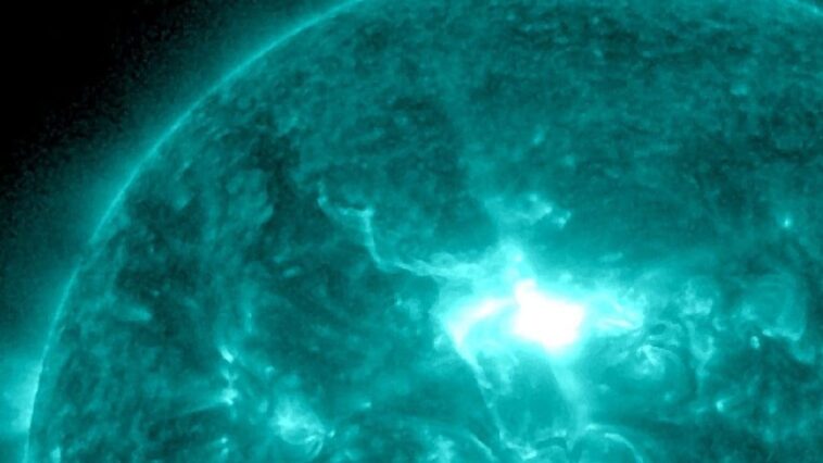 Éruption solaire intense : attentions et coupures de courant annoncées aujourd'hui et demain 1 Le flare de classe X 1.7 sur le Soleil du 9 novembre. Crédit : GOES/NOAA