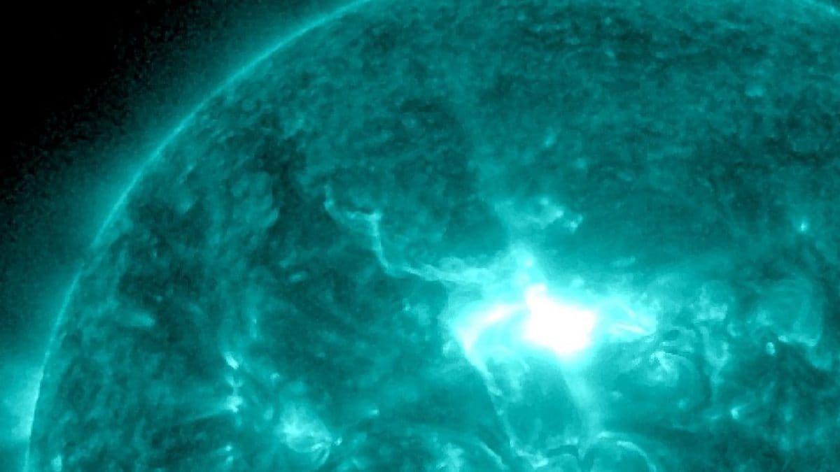 Éruption solaire intense : attentions et coupures de courant annoncées aujourd'hui et demain 2 Le flare de classe X 1.7 sur le Soleil du 9 novembre. Crédit : GOES/NOAA