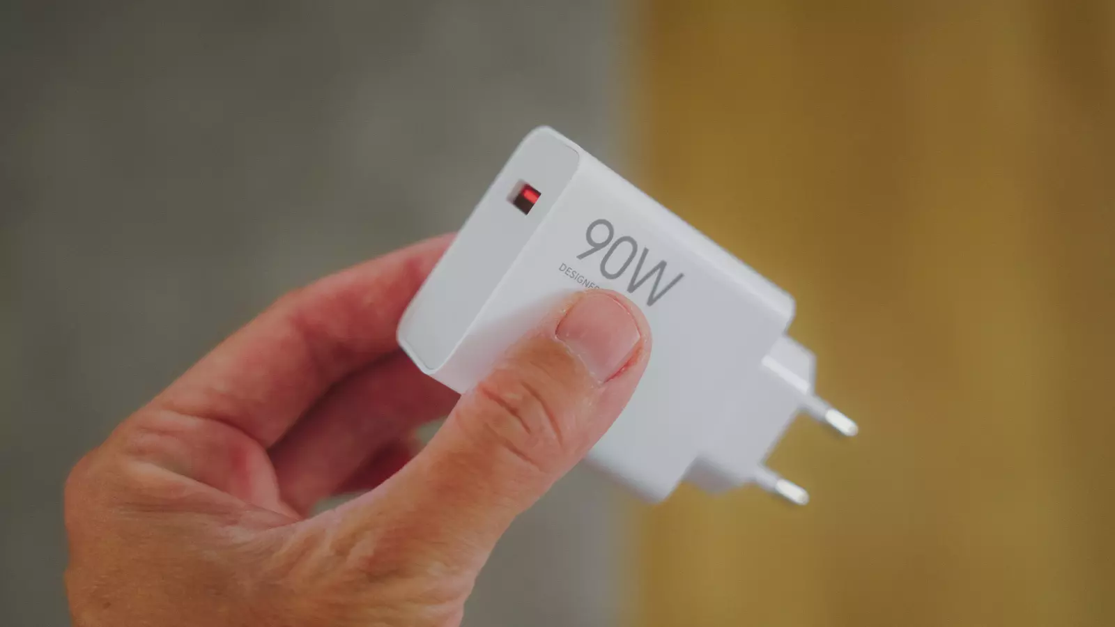 Est-il mauvais d'utiliser un chargeur d'une autre marque pour recharger son mobile ? 3 Chargeur de mobile de 90W