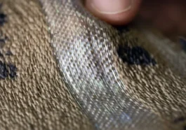 Fibrilles invisibles dans vos vêtements qui racontent votre histoire comme un ADN