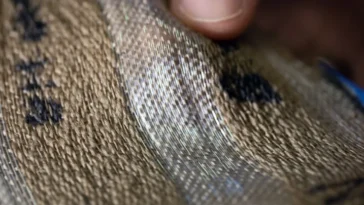 Fibrilles invisibles dans vos vêtements qui racontent votre histoire comme un ADN
